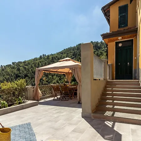 Апартаменты Golden View Holidays *